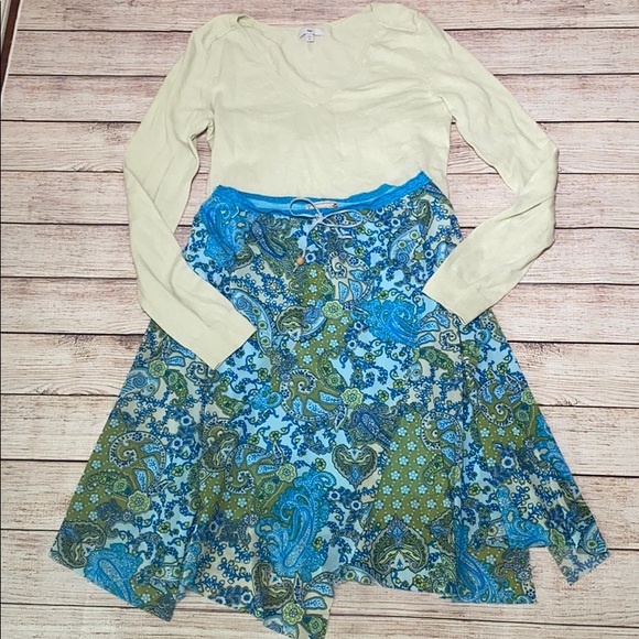 Medium Gap Sweater Skirt Outfit - Picture 2 of 7